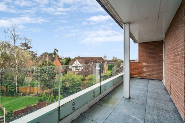 Flat to rent in Penn Road, Beaconsfield