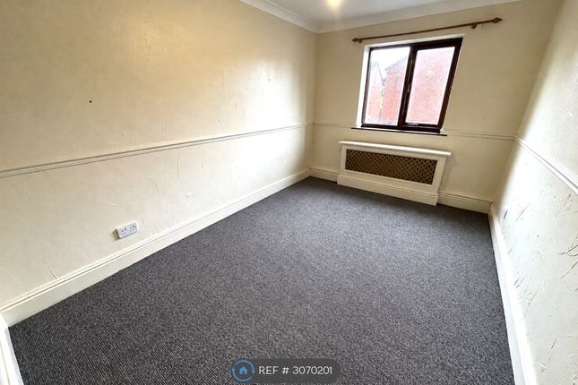 Queens Court, Madeley, Telford photo 4