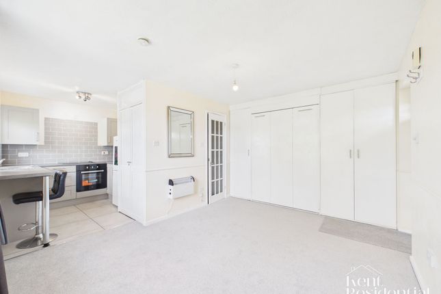 21 Ravens Dane Close, Maidstone photo 3