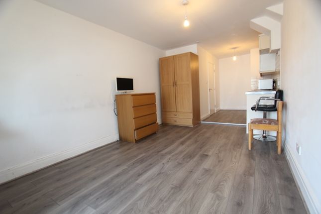 250a, Winchmore Hill Road, London photo 5