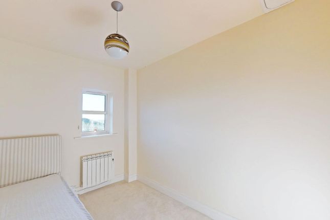 Flat to rent in Neilston Rise, Bolton