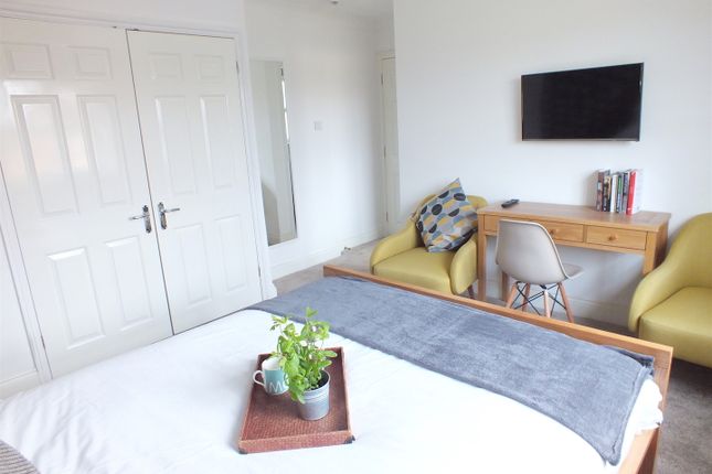 Room 5, 1, Lacewood Gardens, Reading photo 3