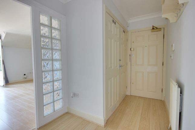 16, Regal Court Manor Road, Beverley photo 4