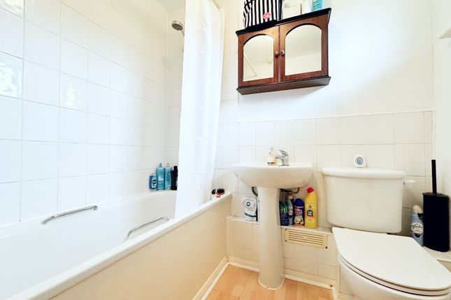 138A , Carfax Avenue, Tongham photo 3