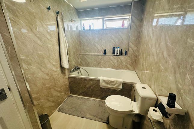 17, Thorntons Way, Nuneaton photo 4
