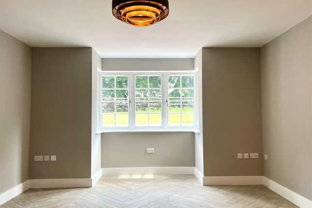 2 Danby Croft, Leatherhead Road, Great Bookham photo 2