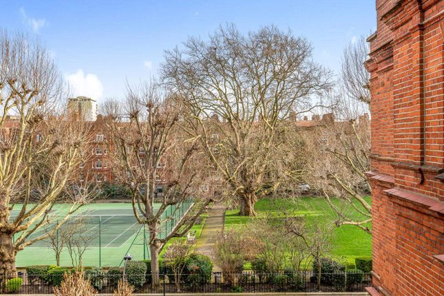 Flat for sale in Queen's Club Gardens, London