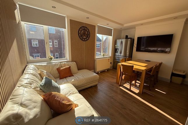 Lounge / Kitchen (Shared)