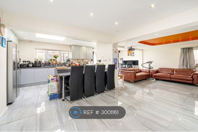 Riverdale Road, Hanworth, Greater London photo 4