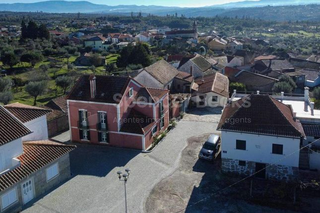 Semi-detached house for sale in Oliveira Do Hospital, Coimbra, Portugal