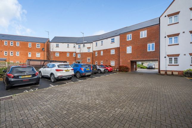Flat for sale in Ifould Crescent, Wokingham, Berkshire