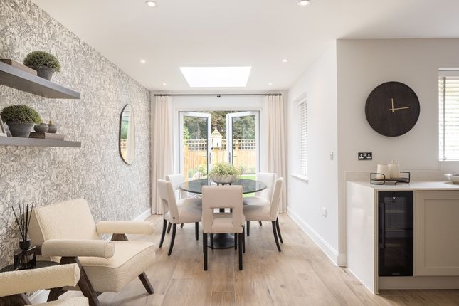 203, Concorde Drive, Weybridge, Kt13 8Gh photo 4