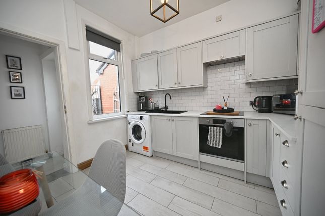 3, Highroyd Avenue, Barnsley photo 4