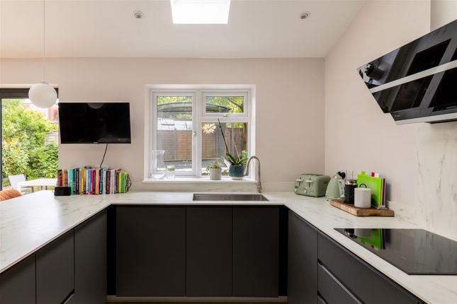 26, Oakwood Close, Redhill photo 4