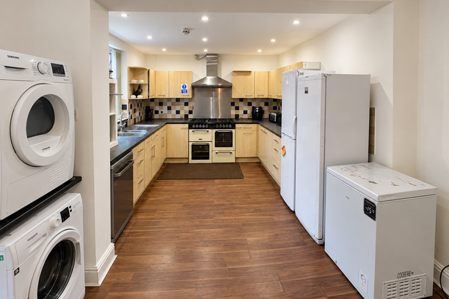 Room 9, 9 Carlton Road, Salford photo 3