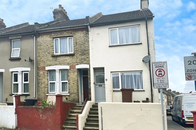 Thumbnail Terraced house to rent in Magpie Hall Road, Chatham, Kent