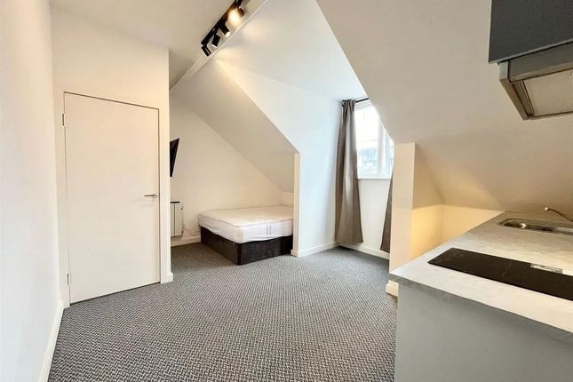 Third Floor Rear Flat, 35 Bond Street, London photo 2