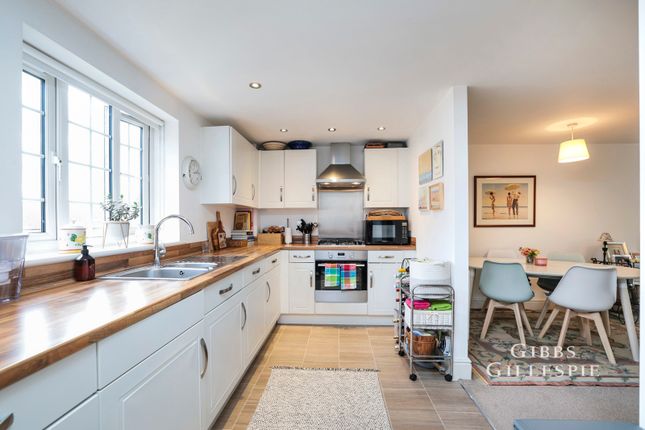 Flat 5, Hibbert Court, Grange Road, Gerrards Cross photo 3