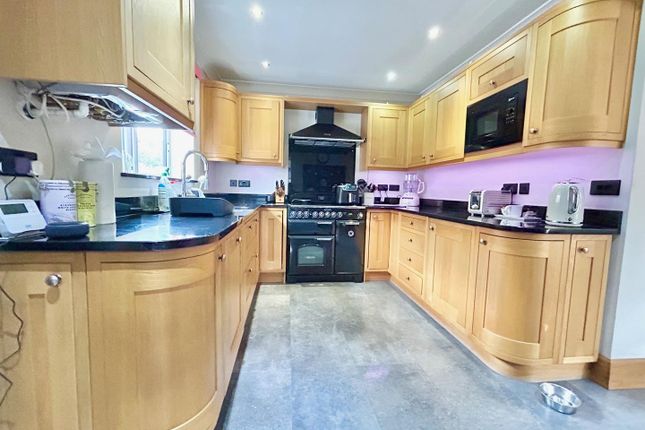 2, Holdenbrook Close, Leigh photo 3