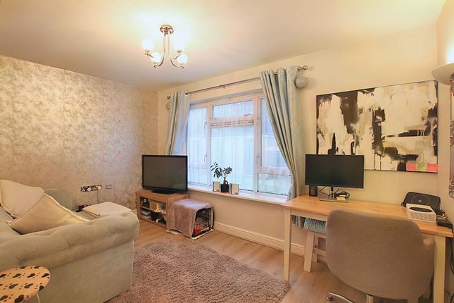 Flat for sale in Cressall Close KT22, Leatherhead
