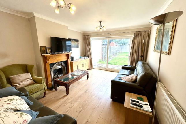 6, Pynders Lane, Dunstable photo 2