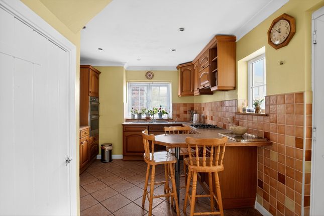 10, Pollards Oak Road, Oxted photo 2
