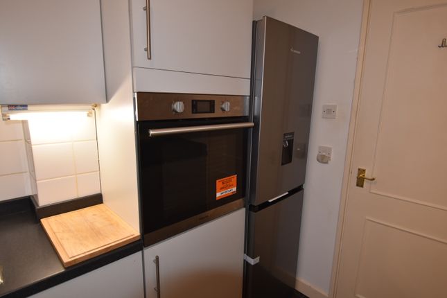 Flat to rent in Lansdowne Road, Purley