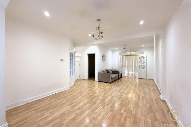 40, Crosslands Avenue, SOUTHALL photo 2