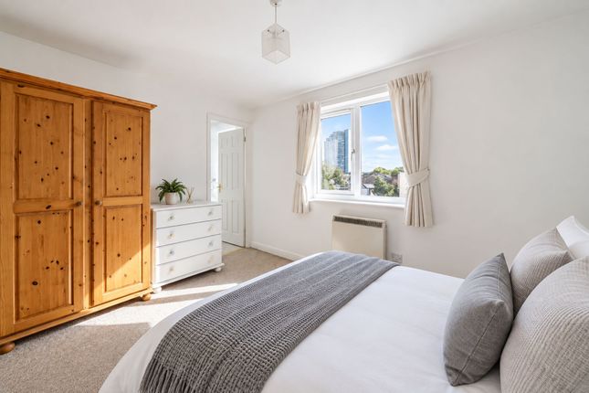 Flat C, 6 Dunnage Crescent, London, London, London photo 3