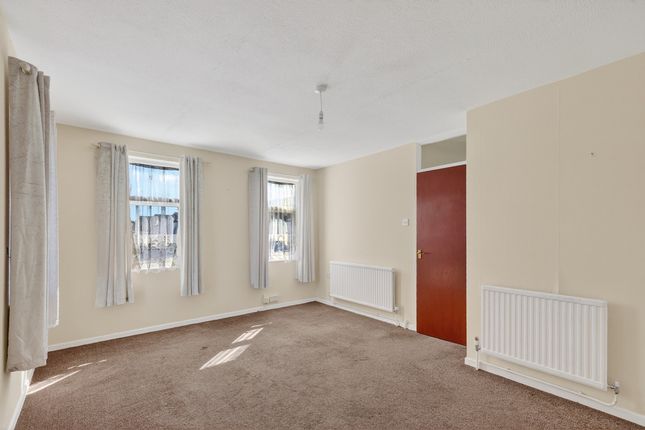 7, Hazelwood, Benfleet photo 2