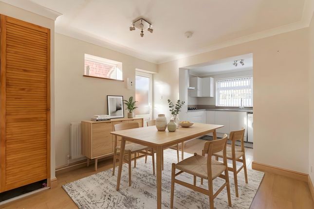 8 Meadow Close, Norwich photo 2