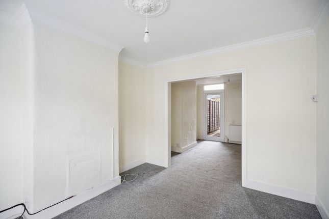 52 Glencoe Road, Bushey photo 3
