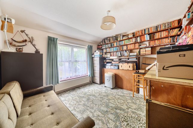 11, Windsor Crescent, Surrey photo 3