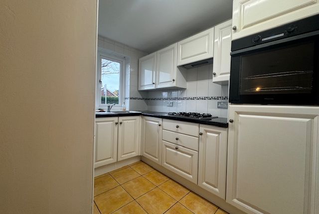 106, High Ash Drive, Leeds photo 4