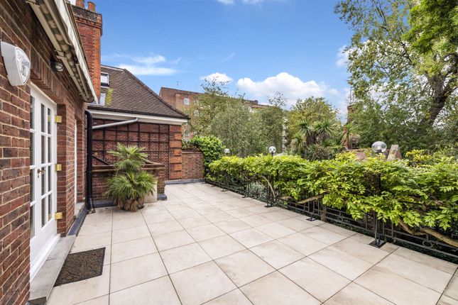 Link-detached house to rent in Avenue Road, London