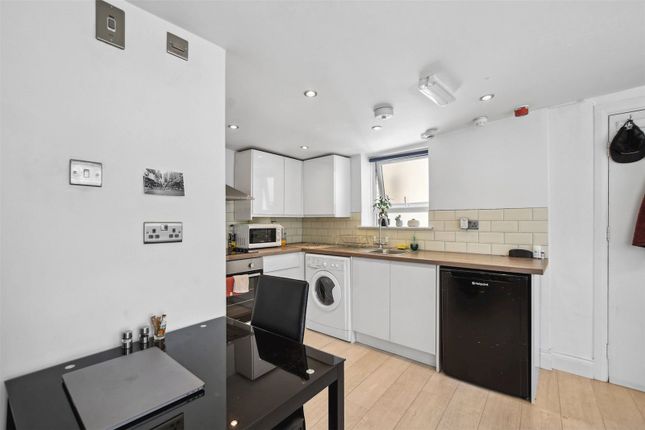 Flat C, 10, Sandringham Road, London photo 4