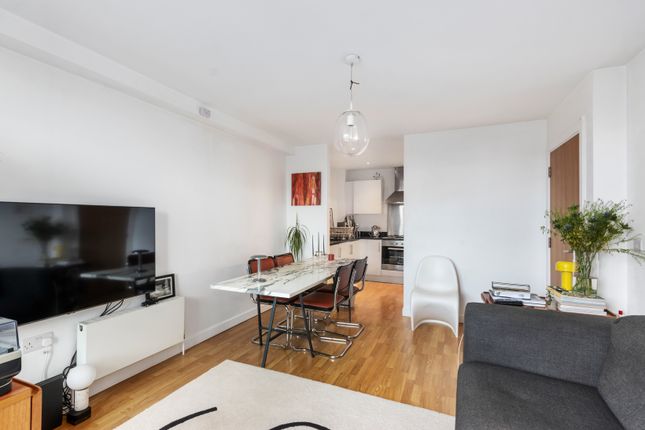 9TRIANGLE , Triangle Road, London photo 3