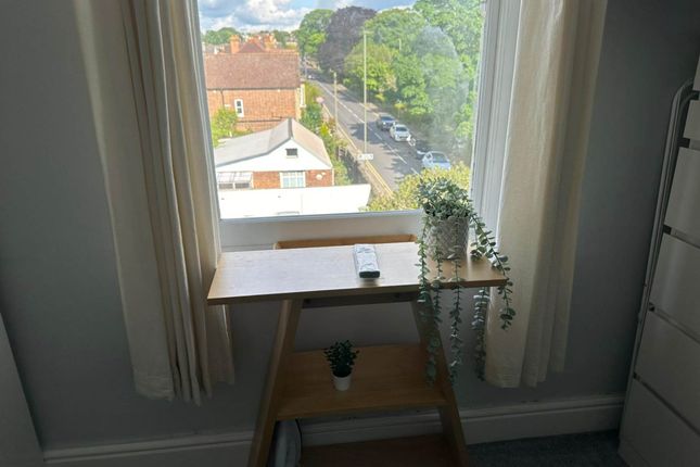 Room to rent in Room 3: Flat 4, 30 Stoke Road, Guildford