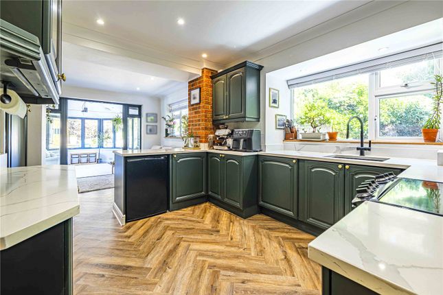 10, Castle Close, Totternhoe photo 2