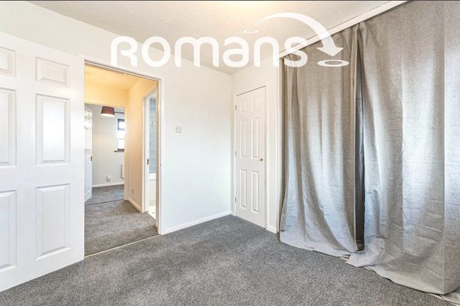 26, Woodfield Way, Reading photo 4