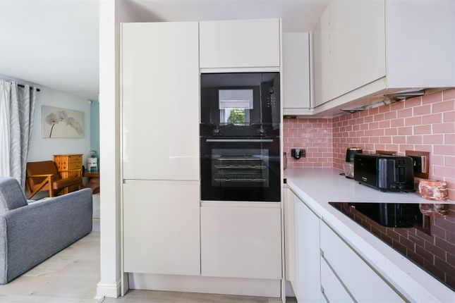 1, Hartington Close, Reigate photo 4