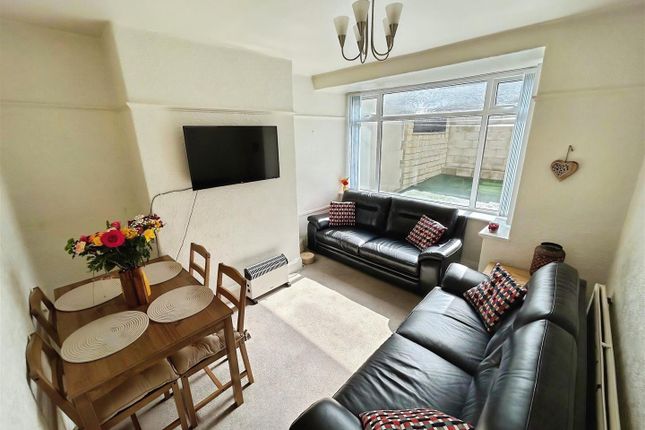 5, Lesmere Grove, Bradford photo 3