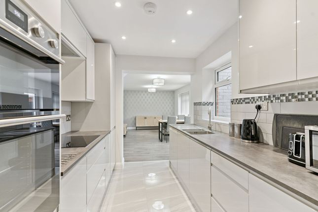 2 Plash Drive, Stevenage photo 3