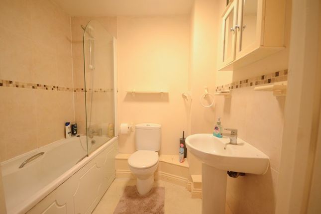 Flat for sale in Avon Close, Bournemouth