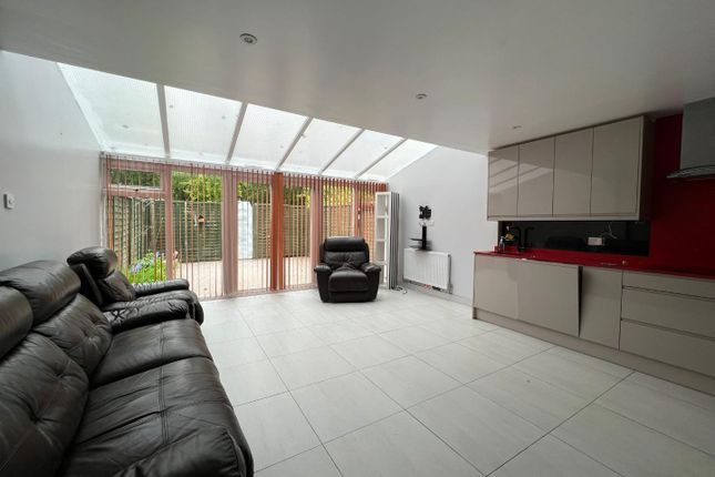 9, Acorn Close, London photo 2
