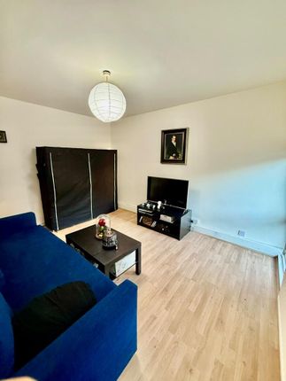 Flat 5, Rowan House, London photo 4