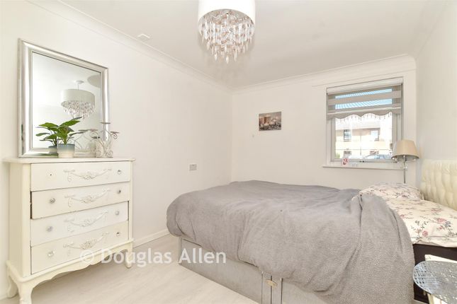 50, Portland Close, Romford photo 4