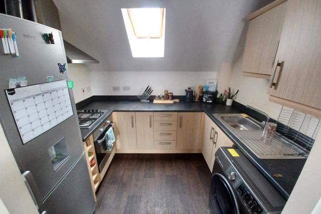 17, Oaklands Court, West Yorkshire photo 2