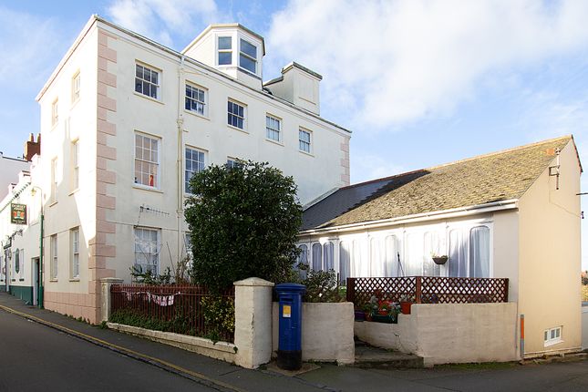 Thumbnail Flat to rent in Hauteville, St Peter Port, Guernsey