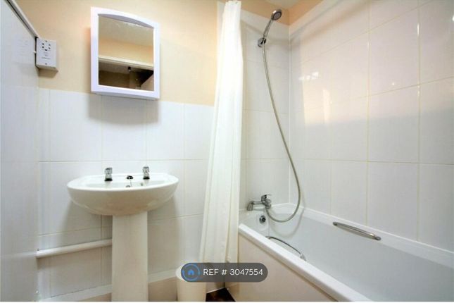 Flat, Douglas Court Hartsbourne Road, Earley, Reading photo 2